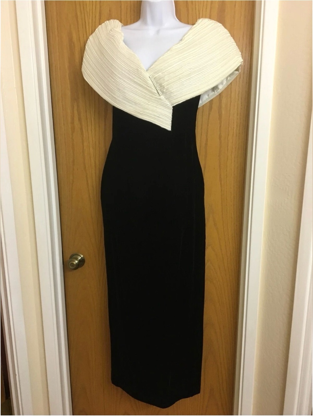 Classic Black Maxi Dress with Cream Pleated Shawl Collar Medium